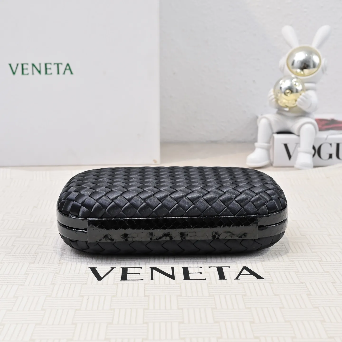 Batch 1460 #BV Knot woven evening bag series ~ Each bag reveals exquisite elegance💫Iconic classic silk weaving➕snake skin trimming with knot buckle, soft and delicate feel. The design is small and exquisite, low-key without logo, elegant and elegant. Paired with evening dress or cheongsam, it has the atmosphere of a famous and wealthy lady. Full of aura and invincible texture💃 Model: 7622 Dimensions: 20x12x5.5